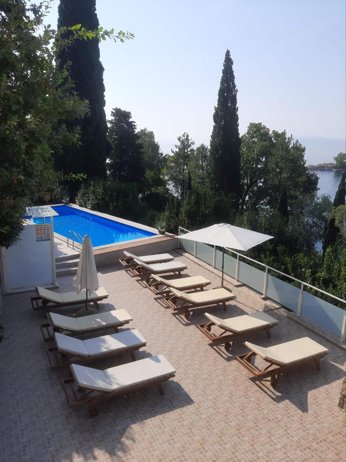 Apartmani Kadmen Ika Exterior photo